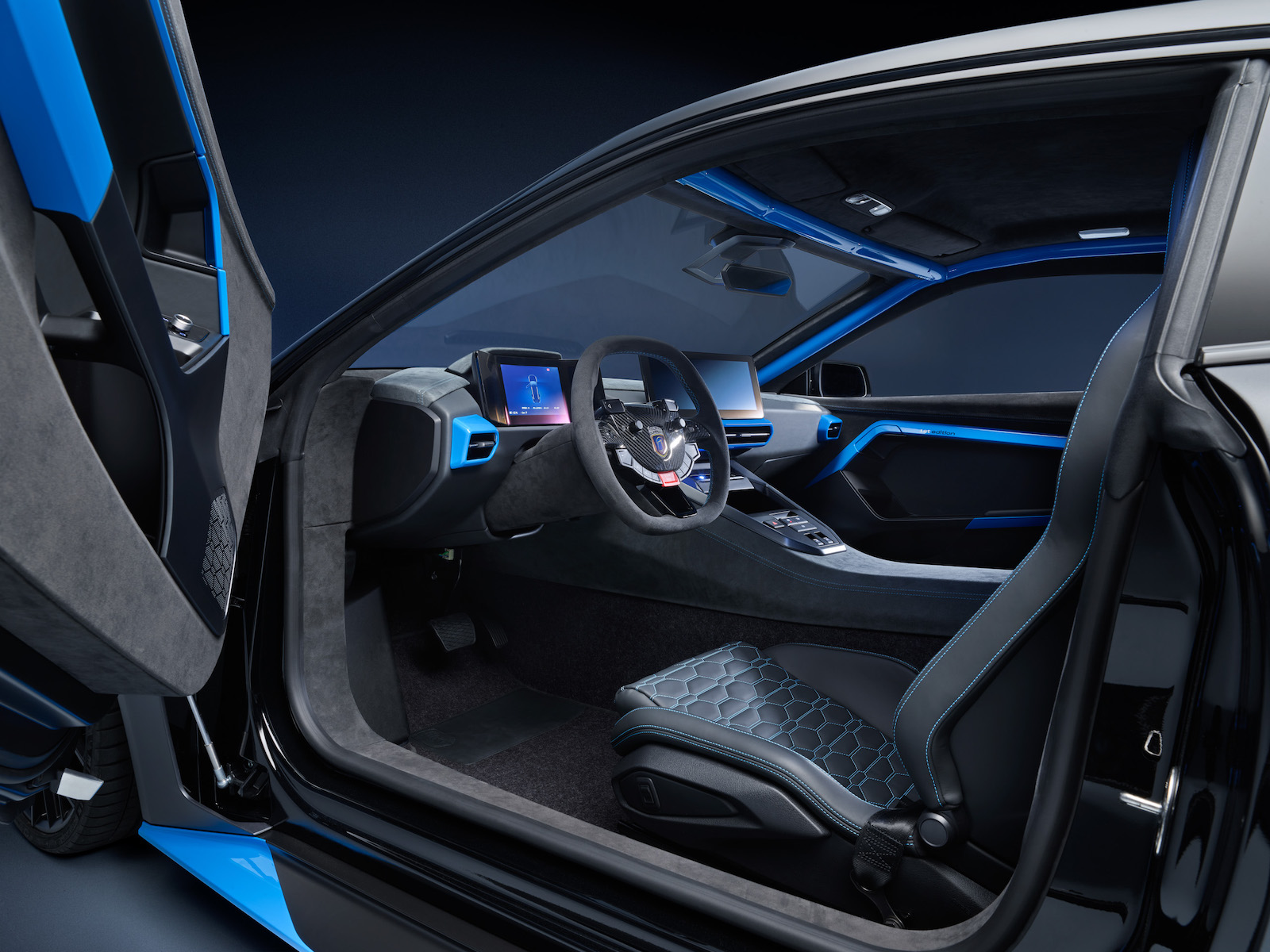 20200515_20_Roland_Gumpert_Nathalie_First_Edition_Interior_L-Side_Front